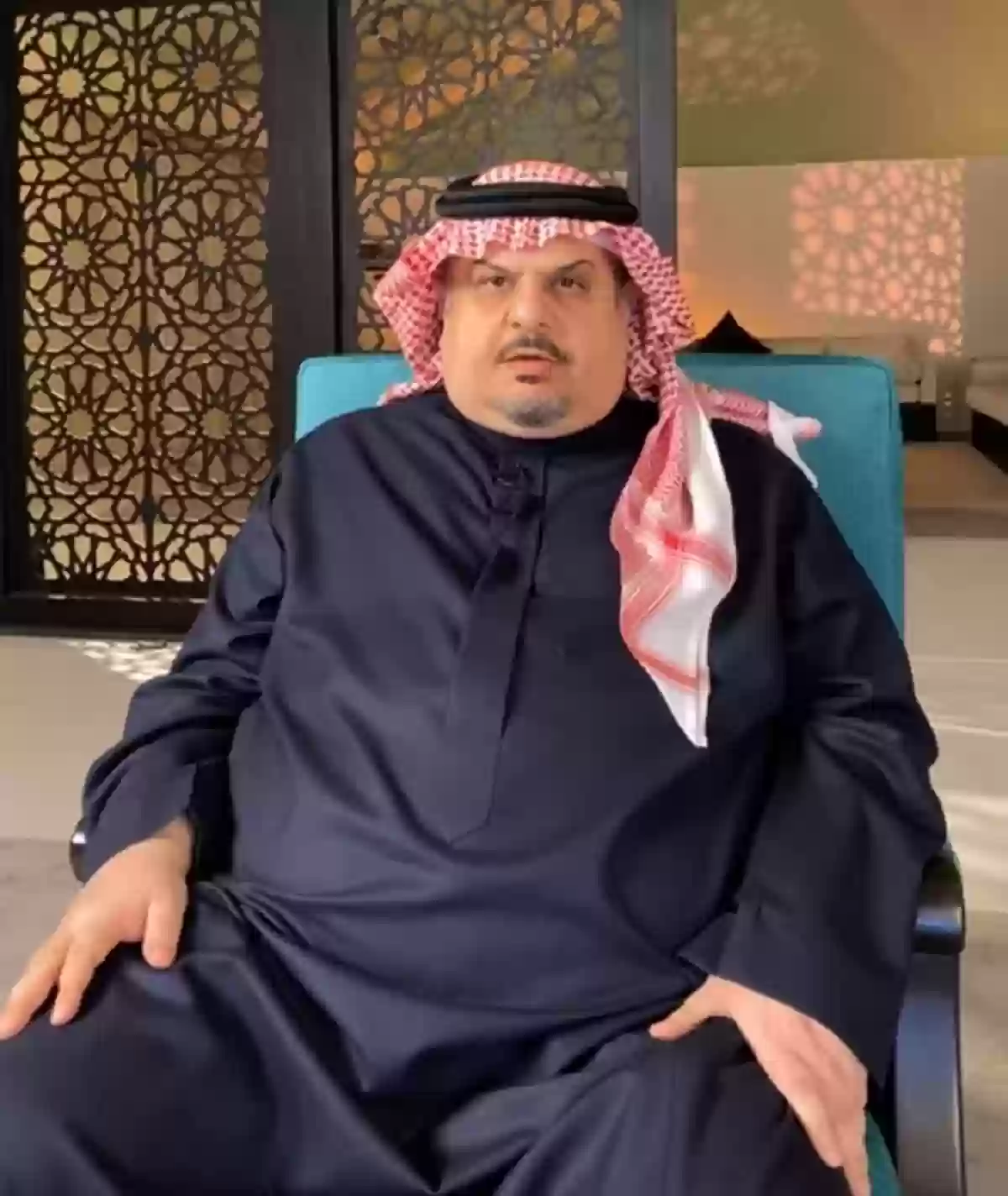 أمير سعودي يفحم مغرد مصري: نحترم مصر «أكثر منك» ولا نرى الفنانين يباعون وصلاح هنا وسط أهله