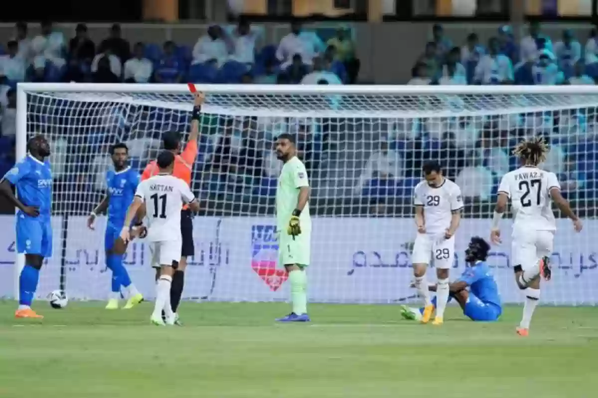 طرد حارس الهلال السعودي يسلط الأضواء على أخطاء الحكام